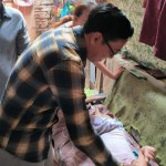 Pendiri Rawit, Kartuji saat bertemu dengan warga Ambengan Batu, Tambaksari, Kota Surabaya, Selasa (20/6/2023). (ANTARA/HO-Rawit)-1687334043
