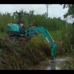 Pengerukan saluran irigasi di Desa Rias, Kabupaten Bangka Selatan. (ANTARA)-1686123345