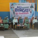 Pengurus organisasi perempuan menghadiri Aksi Bergizi di Sekolah di SMP 1 Buton, Senin (19/6/2023). (ANTARA/HO-Pemkab Buton)-1687165270