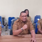 Penjabat Gubernur Papua Barat Daya Muhammad Musa'ad (tengah) dan Pj Sekda Edison Siagian (kiri) (ANTARA/Yuvensius Lasa Banafanu)-1687337384