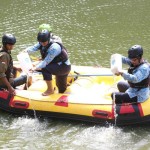 Penuangan eco-enzyme di danau Kampus UNS Surakarta, Senin (5/6/2023). ANTARA/HO-Humas UNS-1685965377