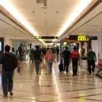 Penumpang yang menggunakan jasa angkutan di Bandara Internasional Juanda Surabaya. ANTARA/HO AP I Juanda Surabaya-1687856995
