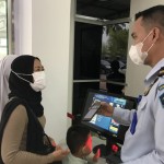 Petugas Imigrasi Batam membantu warga yang kesulitan mengakses M-paspor. (ANTARA/Yude)-1686734457