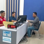 Petugas Imigrasi Singkawang melayani dokumen perjalanan yang diajukan masyarakat setempat (ANTARA/Rudi)-1686048273