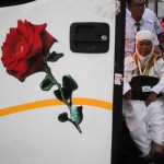 Petugas membantu seorang calon haji naik ke atas bus jelang keberangkatan ke Tanah Suci di Asrama Haji Embarkasi Surabaya. (ANTARA/Didik Suhartono)-1686307684