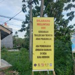 Polres OKU memasang pengumuman di akses masuk jalan cor beton Batu Kuning, Senin. (ANTARA/Edo Purmana/23)-1685967513