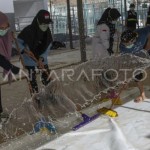 Sejumlah petugas membersihkan posko kesehatan di Mina, Mekkah, Arab Saudi, Rabu (21/6/2023). (ANTARA FOTO/Wahyu Putro A/YU-1687428988