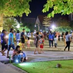 Sejumlah warga menikmati suasana malam di Taman Surya, Kota Surabaya, Senin (5/6/20223) malam. (ANTARA/HO-Diskominfo Surabaya)-1686036059