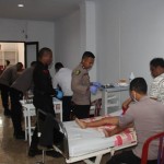 Sunatan massal gratis di Rumah Sakit Bhayangkara Ambon, Kamis. (ANTARA/Winda Herman)-1687430646