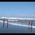 Wisatawan bermain air di Pantai Sodong, Desa Karangbenda, Kecamatan Adipala, Kabupaten Cilacap, Jawa Tengah. ANTARA/Sumarwoto-1687332767