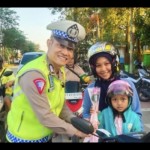 Anggota satuan lalu-lintas Polres Paser memberikan pembinaan kepada pengendara untuk tertib berlalu lintas. (R Wartono)-1690195973