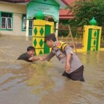 Banjir melanda lingkungan permukiman warga di bagian wilayah Kabupaten Kolaka, Provinsi Sulawesi Tenggara. (ANTARA/HO Polres Kolaka)-1688544517