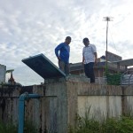 Direktur PDAM Tirta Antokan Agam Hendri Chaidir (kanan) sedang maninjau bak penampung di Kecamatan Baso. (Antara/Altas Maulana).-1688639837