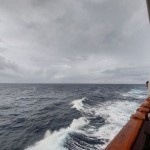 Ilustrasi - Penumpang menyaksikan gelombang laut dari atas kapal yang melintasi Laut Sawu, NTT. (ANTARA/Aloysius Lewokeda)-1688463420
