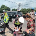 Ilustrasi: Polisi sedang menindak pengendara yang melanggar peraturan lalu lintas saat berkendara. (ANTARA/HO)-1690269966