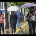 Ilustrasi - Warga menggunakan payung saat hujan di kawasan Semanggi Jakarta. (ANTARA FOTO/Nova Wahyudi/aww/aa)-1689048334