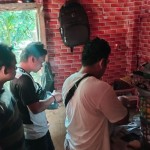 Jajaran Polres Pasaman Barat saat menangkap seorang pengedar sabu di Sungai Aur pada Senin (24/7/2023). Antara/HO-Humas Polres.-1690281776
