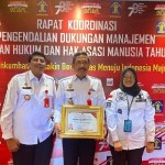 Kakanwil Kemenkumham Sumbar Haris Sukamto menerima penghargaan di Jakarta, Senin (17/7/2023). ANTARA/HO-Kemenkumham Sumbar-1689666138