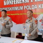 Kapolda Kepri Irjen Tabana Bangun memperlihatkan barang bukti hasil pengungkapan kasus perdagangan orang. (ANTARA/Yude)-1690193724