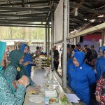 Kepala BKKBN Kepri Rohina (kanan) meninjau Program Dashat. (ANTARA/Jessica)-1689675704