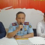 Kepala Kantor Imigrasi Khusus TPI Batam Subki Muildi (tengah) (ANTARA/Yude)-1690270449