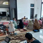 LPPM Universitas Andalas melatih para perajin tenun terkait desain dan digitalisasi tenun. (ANTARA/HO-Pribadi).-1690194663