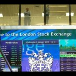 Pekerja terlihat berbincang di atas papan elektronik pergerakan saham di London Stock Exchange, Inggris. (REUTERS/Paul Hackett/aa.)-1689318921