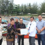 Pemkab Bangka Tengah terima bantuan perahu wisata dari PT Angkasa Pura II, Kamis (20/7/2023). (ANTARA/Ahmadi)-1689845932