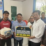 Pemkot Batam serahkan 389 paket sembako pada korban puting beliung di Pulau Kasu, (3/7/2023). (ANTARA/Jessica)-1688381210
