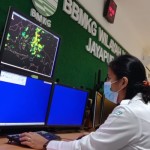 Petugas BBMKG Jayapura saat memantau kondisi cuaca (ANTARA/HO-Humas BBMKG Jayapura)-1689679683