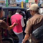 Petugas Kejari Aceh Tengah mengawal tersangka korupsi untuk dititipkan ke Rutan di Aceh Tengah, Selasa (25/7/2023). ANTARA/HO-Kejati Aceh-1690282399