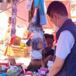Petugas Loka POM Ende melakukan pengawasan produk kosmetik yang dijual di pasar di Ende, NTT. (ANTARA/Dokumentasi Pribadi)-1688633810