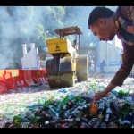 Petugas memusnahkan minuman keras di halaman Pendopo, Kabupaten Garut, Jawa Barat, Rabu (12/7/2023). (ANTARA/Feri Purnama)-1689151112