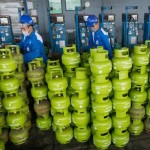 Petugas sedang melakukan pengisian gas LPG bersubsidi 3 kilogram. ANTARA/HO-Pertamina Patra Niaga.-1690274121