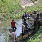 Polisi peduli lingkungan dengan bersihkan sungai di Bandarlampung-1689239998