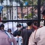 Polisi sedang menjaga unjuk rasa mahasiswa di depan PN Pandeglang, Banten, Kamis (13/7/2023). ANTARA/LukmanFauzi-1689236115