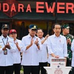 Presiden Jokowi saat meresmikan Bandara Ewer, Kabupaten Asmat, Papua Selatan, Kamis (6/7). (ANTARA/HO/Humas Polda Papua)-1688638804