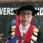 Rektor Universitas Andalas (Unand) Prof Yuliandri saat diwawancarai awak media massa di Padang. ANTARA/Muhammad Zulfik-1689842780