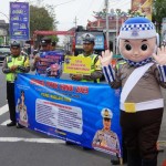 Sejumlah polisi melakukan kampanye lalu lintas di Kota Magelang. (ANTARA/HO - Polres Magelang Kota)-1689318402