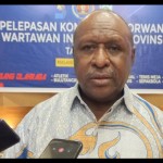 Sekda Provinsi Papua Barat Dance Sangkek saat ditemui awak media di Manokwari. (ANTARA/Fransiskus Salu Weking)-1689579491