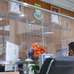 Seorang warga sedang mengurus dokumen di konter layanan di Mal Pelayanan Publik Kota Tangerang. ANTARA/HO-Pemkot Tangerang-1689245210