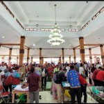 Suasana pelayanan khitan massal gratis di Pendopo Kabupaten Situbondo, Jawa Timur, Senin (3/7/2023). (ANTARA/Novi Husdinariyanto)-1688374411