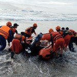 Suasana saat tim SAR gabungan melakukan pencarian terhadap korban hilang di Pesisir Barat. ANTARA/HO-1688630605