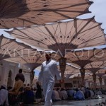Umat Islam bersiap mengikuti shalat Jumat di Masjid Nabawi, Madinah, Arab Saudi, Jumat (14/7/2023). (ANTARA FOTO/Wahyu Putro A/tom.-1689842304