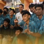 Arsip foto - Bupati Lamandau Hendra Lesmana bersama para pelajar SMA di Nanga Bulik. (ANTARA/HO-Pemkab Lamandau)-1693471869