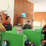 Tim Pidsus Kejari Batanghari, Jambi saat melakukan pengeledahan dinas dan agen pupuk bersubsidi.(ANTARA/HO/Humas Kejati Jambi)-1692946727