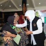 Gubernur Jatim Khofifah Indar Parawansa menyerahkan bantuan di Kabupaten Jombang, Jawa Timur. ANTARA/ HO-Pemprov Jatim-1695010133