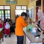 Kegiatan peragaan pembuatan minyak dari dedak padi di Ulu Gedong, Kota Jambi, Selasa (29/8/2023) (ANTARA/HO-Unja)-1693559858