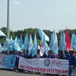 Massa aksi buruh berdemo di depan Patung Kuda Arjuna Wiwaha, Jakarta, Kamis (14/9/2023). (ANTARA/Sanya Dinda)-1694674711