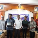 Penjabat Wali Kota Jayapura Frans Pekey (Tengah) foto bersama para calon mahasiswa UKSW Salatiga (ANTARA/HO-Humas Pemkot Jayapura)-1693552970